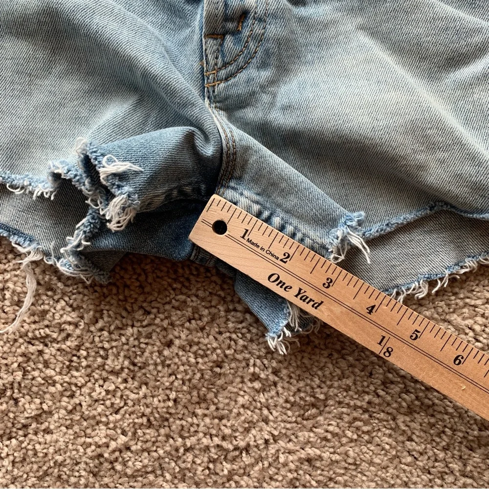 MOTHER Superior Jean Shorts Size 26 The Tomcat Kick Fray Light Wash Distressed - Picture 8 of 13